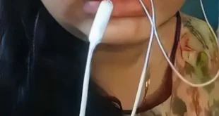 Chubby Indian Babe Nude Video Flashes Massive Boobs by Lifting Her Top