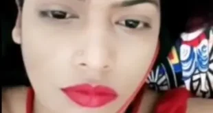 Sexy Momo Bhabhi Goes Topless in Live Chamet Show Shwoing Her Big Boobs on Bed