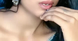 Super Hot Desi Girlfriend XXX Video Strips Naked in Saree, Shows Hairy Pussy & Fingers it Hard