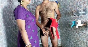सौतेली माँ ने बाथरूम में ब्रा-पैंटी में लन्ड हिलाते पकड़ा फिर चूत चुदवा ली – पोर्न साफ हिंदी आवाज में