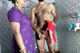 सौतेली माँ ने बाथरूम में ब्रा-पैंटी में लन्ड हिलाते पकड़ा फिर चूत चुदवा ली – पोर्न साफ हिंदी आवाज में
